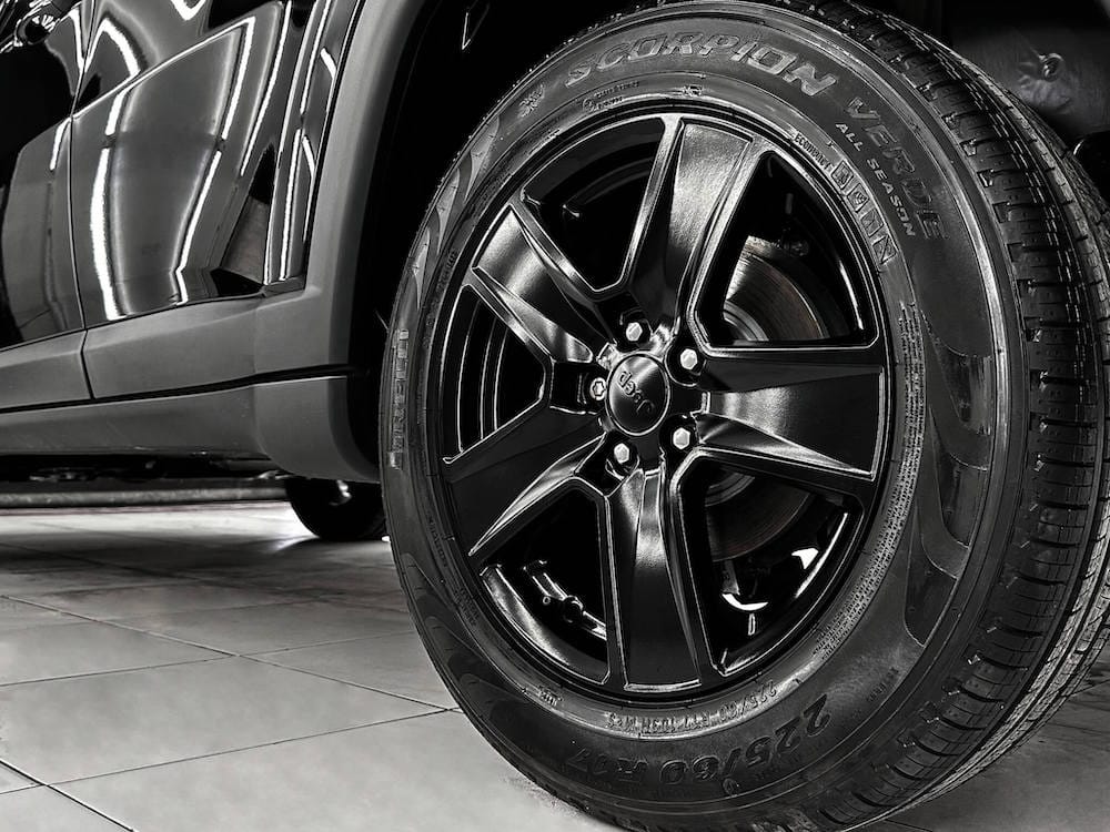 Beneficios de restaurar y pintar los aros de auto